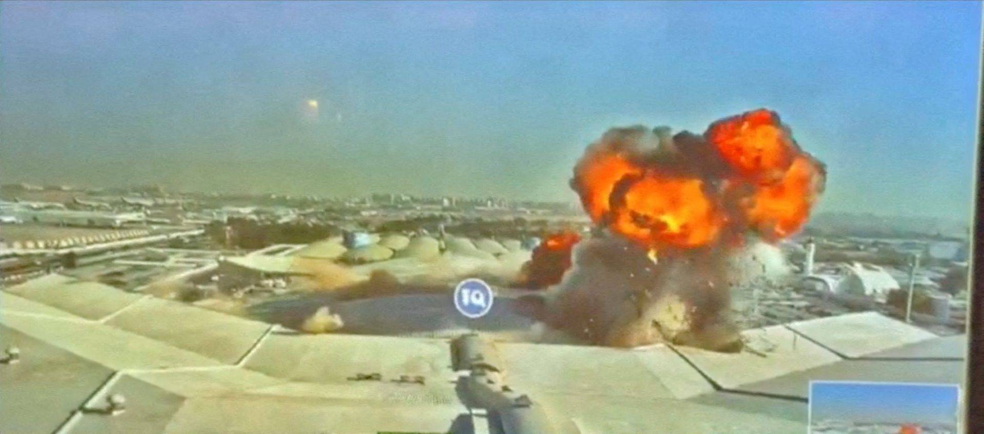 Imagens de câmeras de segurança mostram fogo e fumaça subindo após um ataque ao Aeroporto Internacional do Kuwait - 03/06/2026 (Foto: Autoridade de Aviação Civil do Kuwait/Divulgação via REUTERS)