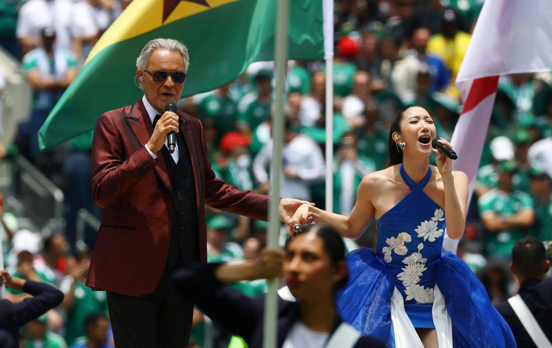 Os cantores Andrea Bocelli e EJAE se apresentam antes da partida inaugural da Copa do Mundo - 11/06/2026 (Foto: REUTERS/Pawel Kopczynski)
