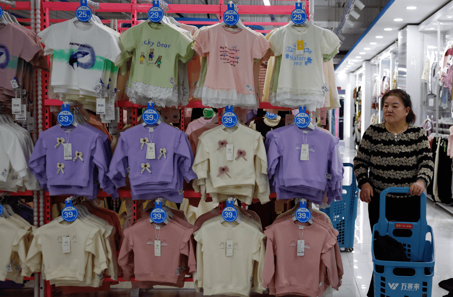 Cliente faz compras na seção de roupas infantis da loja Wankelai em Pequim 27 de fevereiro de 2025. REUTERS/Tingshu Wang


