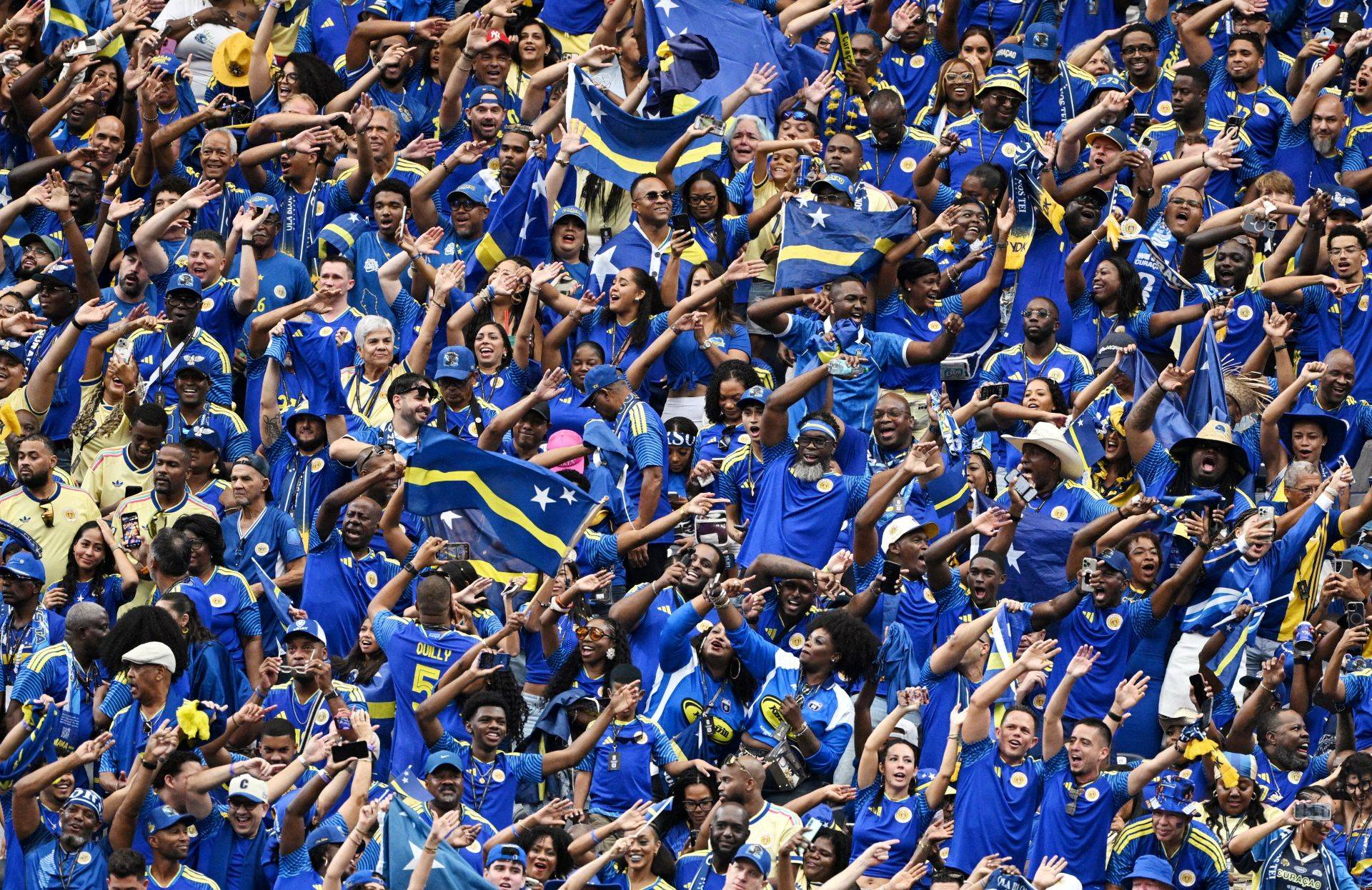Torcedores da seleção de Curaçao comemoram gol marcado contra a Alemanha durante partida da Copa do Mundo em Houston - 14/06/2026 (Foto:  REUTERS/Annegret Hilse)