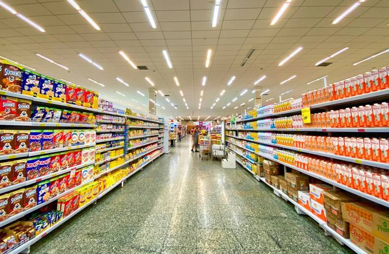 PMC de abril teve a queda generalizada, que só não foi maior porque a categoria de supermercados, alimentos e bebidas teve avanço (Foto: Unsplash)
