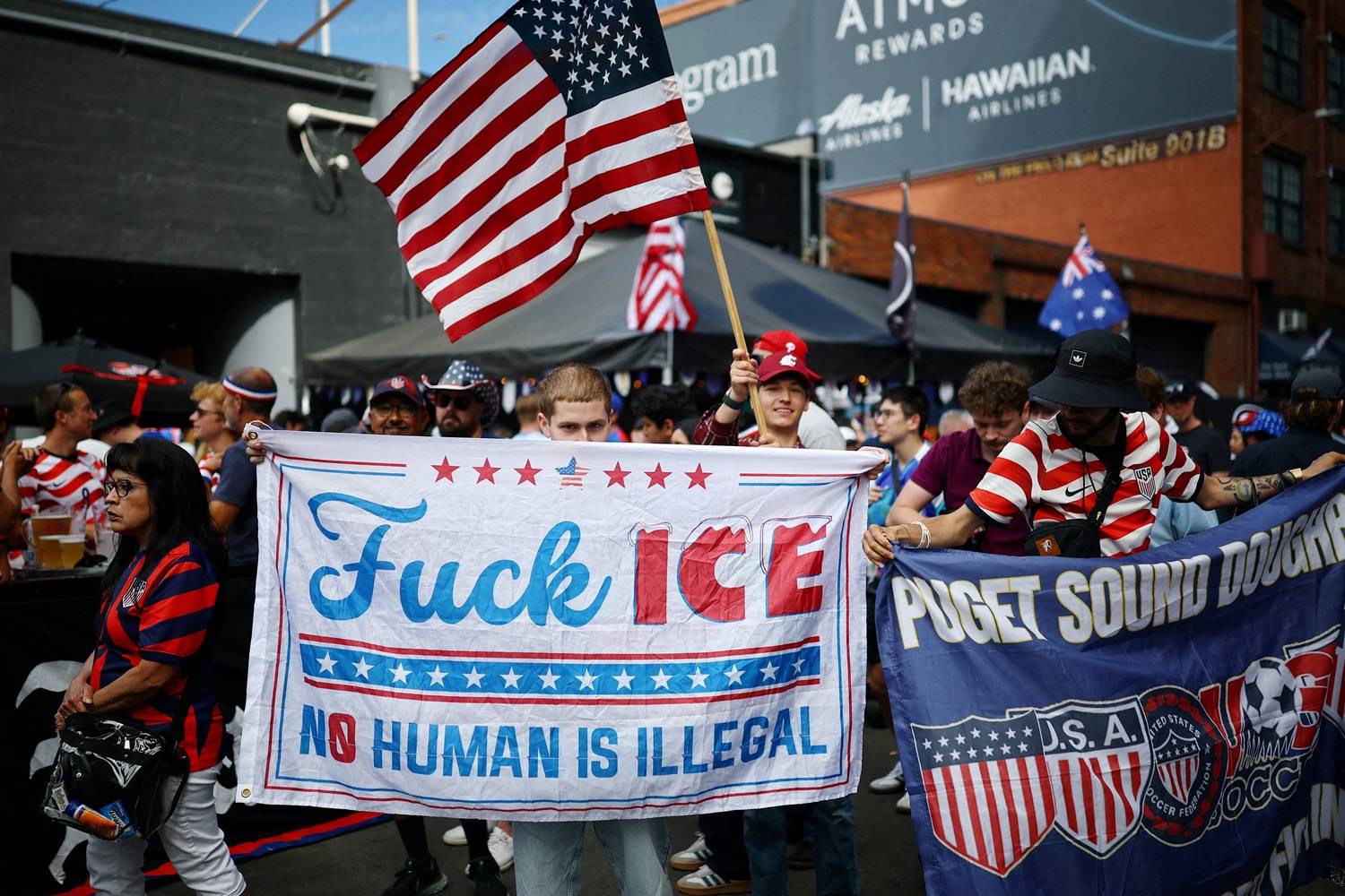 Torcedor americano protesta contra o ICE em frente ao estádio antes de jogo dos Estados Unidos. Foto: REUTERS/Agustin Marcarian     SEARCH "WORLD CUP HOST CITIES" FOR THIS STORY. SEARCH "WIDER IMAGE" FOR ALL STORIES.