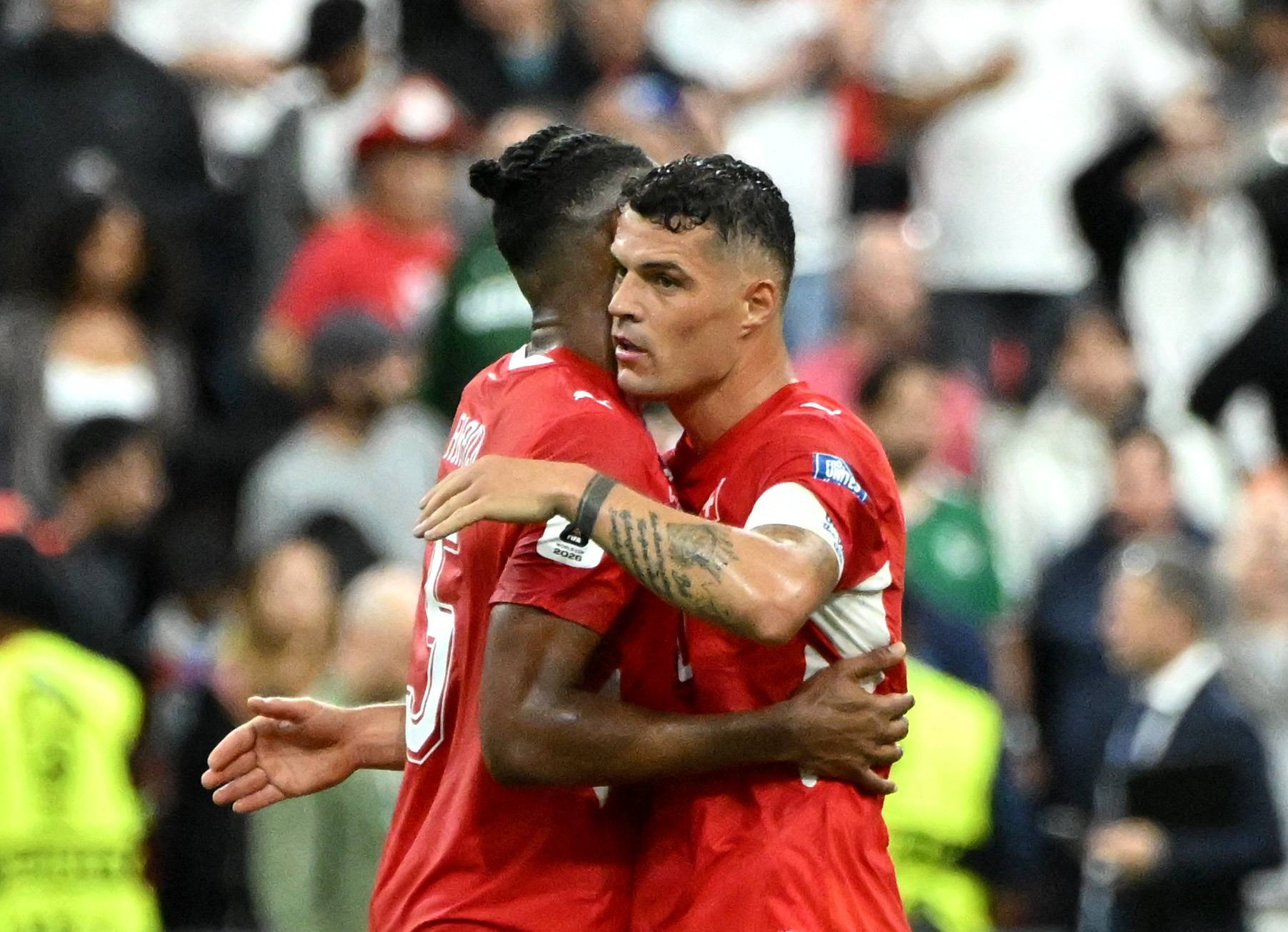 Manuel Akanji e Granit Xhaka, da Suíça, comemoram após a partida contra a Argélia no BC Place, Vancouver, Canadá, em 2 de julho de 2026
 IMAGN IMAGES via Reuters/Simon Fearn