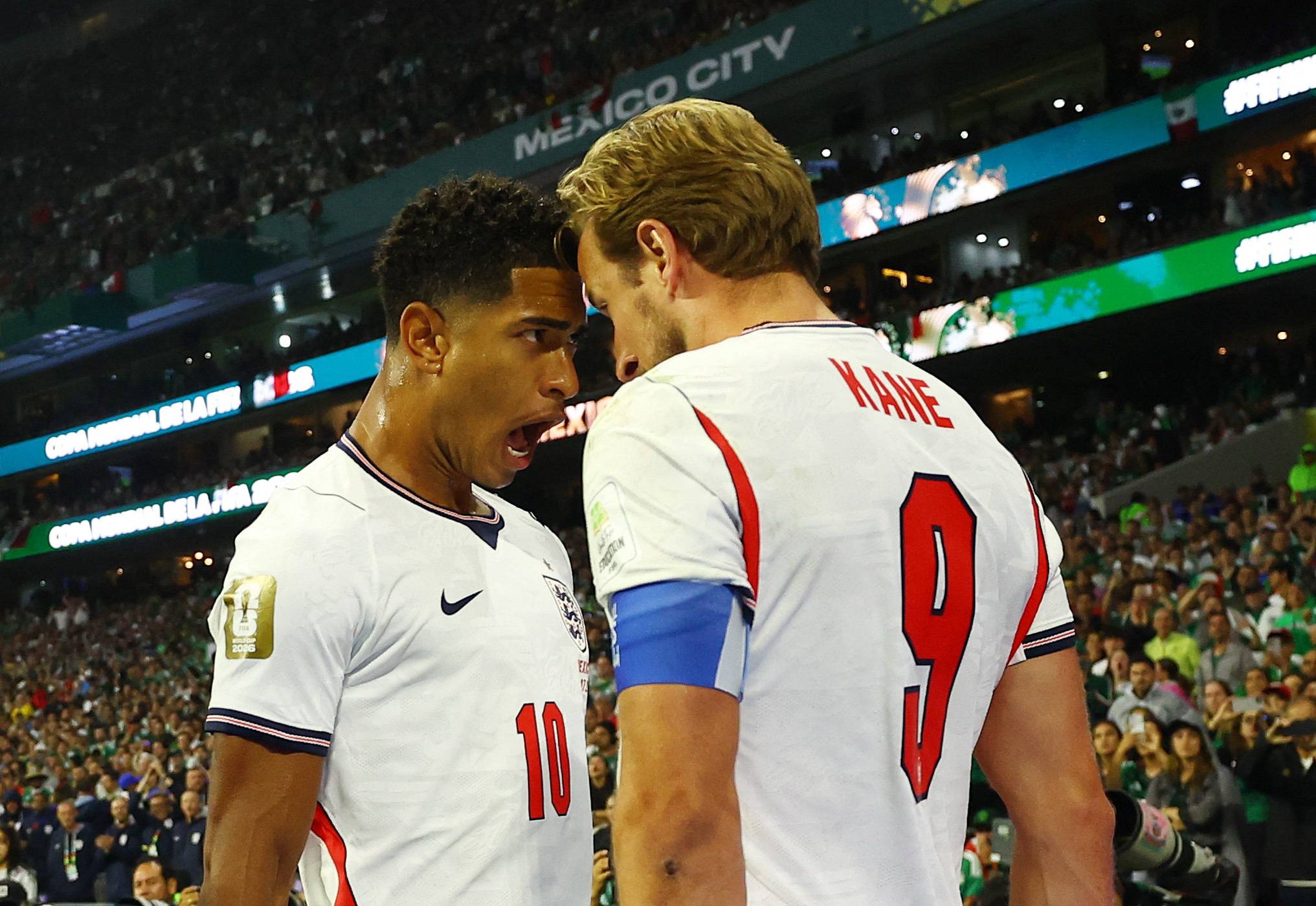 Harry Kane, da Inglaterra, comemora o terceiro gol da equipe ao lado de Jude Bellingham
5 de julho de 2026 REUTERS/Daniel Becerril