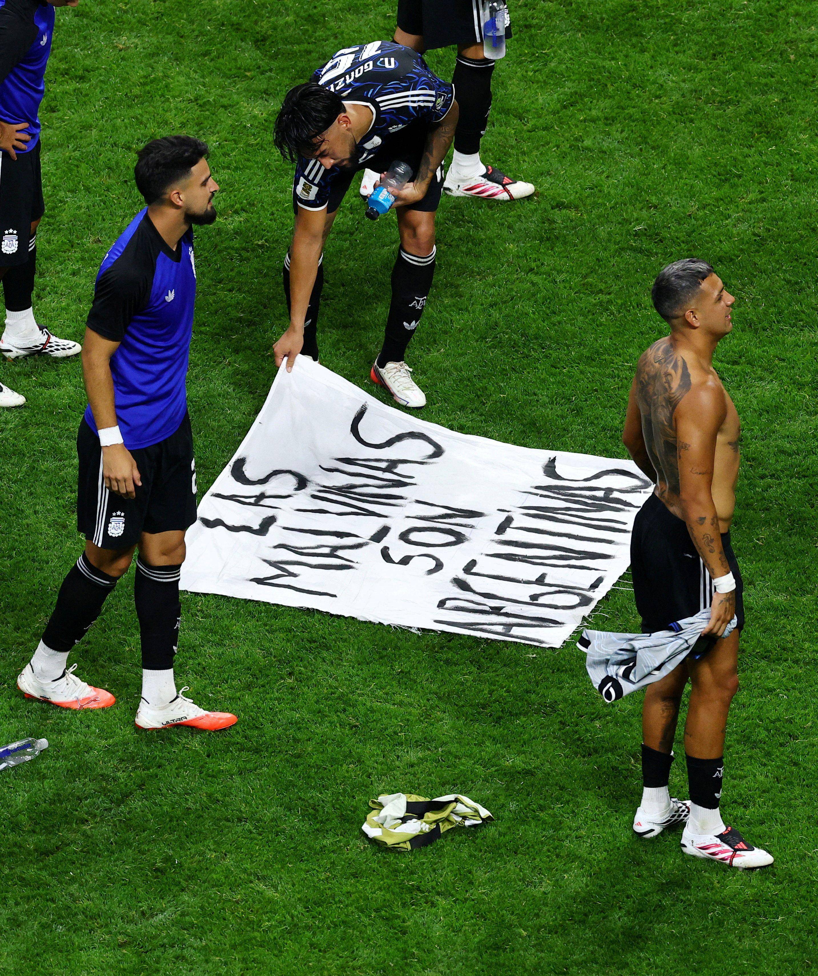 Futebol - Copa do Mundo FIFA 2026 - Semifinal - Inglaterra x Argentina - Atlanta Stadium, Atlanta, Geórgia, EUA - 15 de julho de 2026 - O argentino Nicolás González observa uma faixa exibindo uma mensagem em referência às Ilhas Malvinas que diz "Las Malvinas son Argentinas", em espanhol, que significa "As Malvinas são argentinas", em inglês, após a partida. REUTERS/Carlos Barria. 