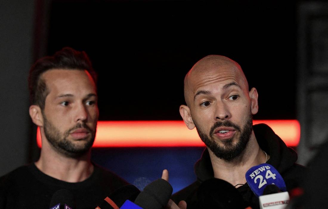 Tristan e Andrew Tate em entrevista coletiva (Foto: Inquam Photos / Eduard Vinatoru)