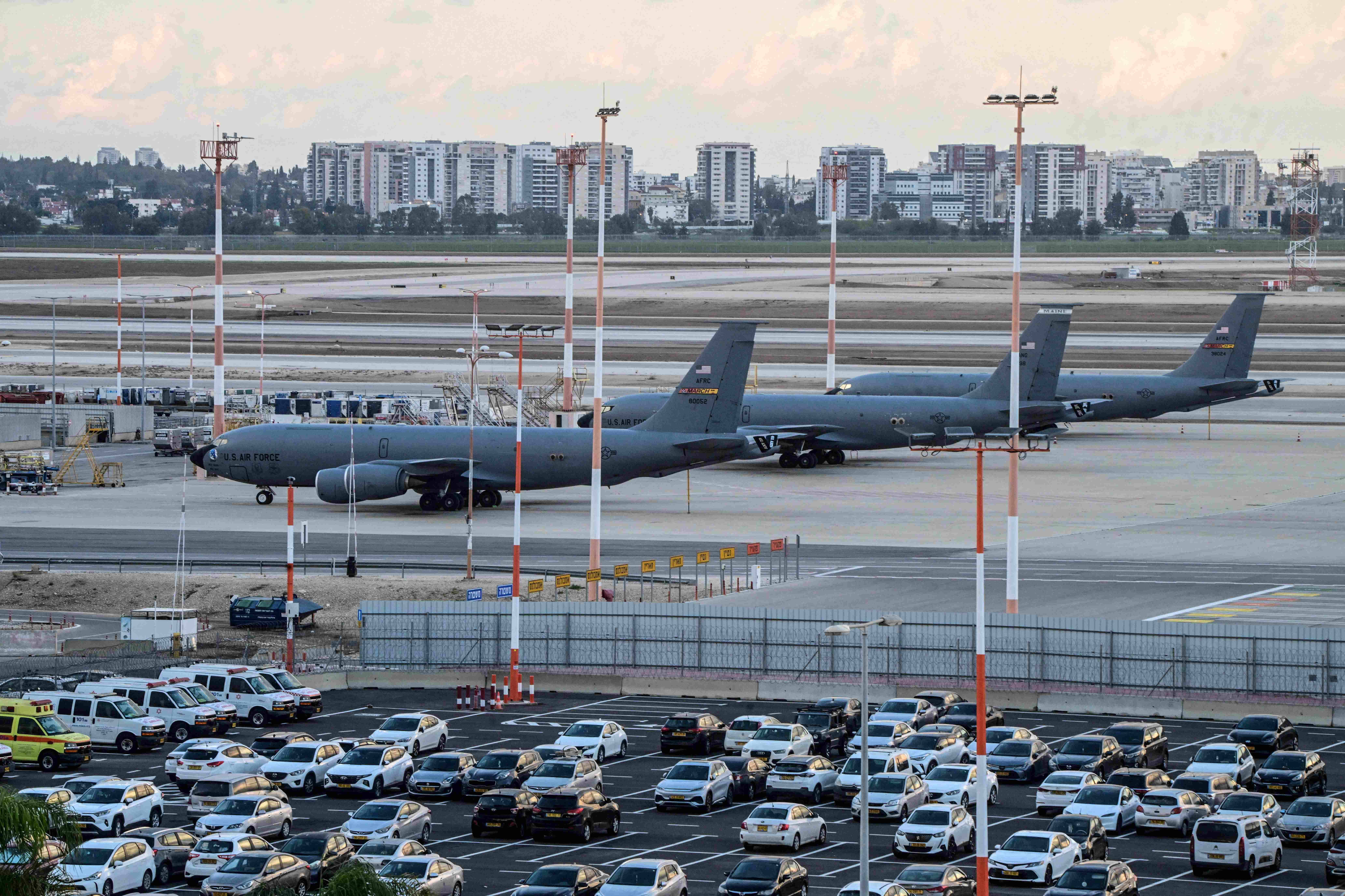 Aeronaves-tanque da Força Aérea dos Estados Unidos estão alinhadas no Aeroporto Internacional Ben Gurion, em Lod, perto de Tel Aviv, em Israel, em 24 de fevereiro de 2026. REUTERS/Yossi Zeliger. ISRAEL FORA. SEM VENDAS COMERCIAIS OU EDITORIAIS EM ISRAEL. TPX IMAGES OF THE DAY/Foto de arquivo.