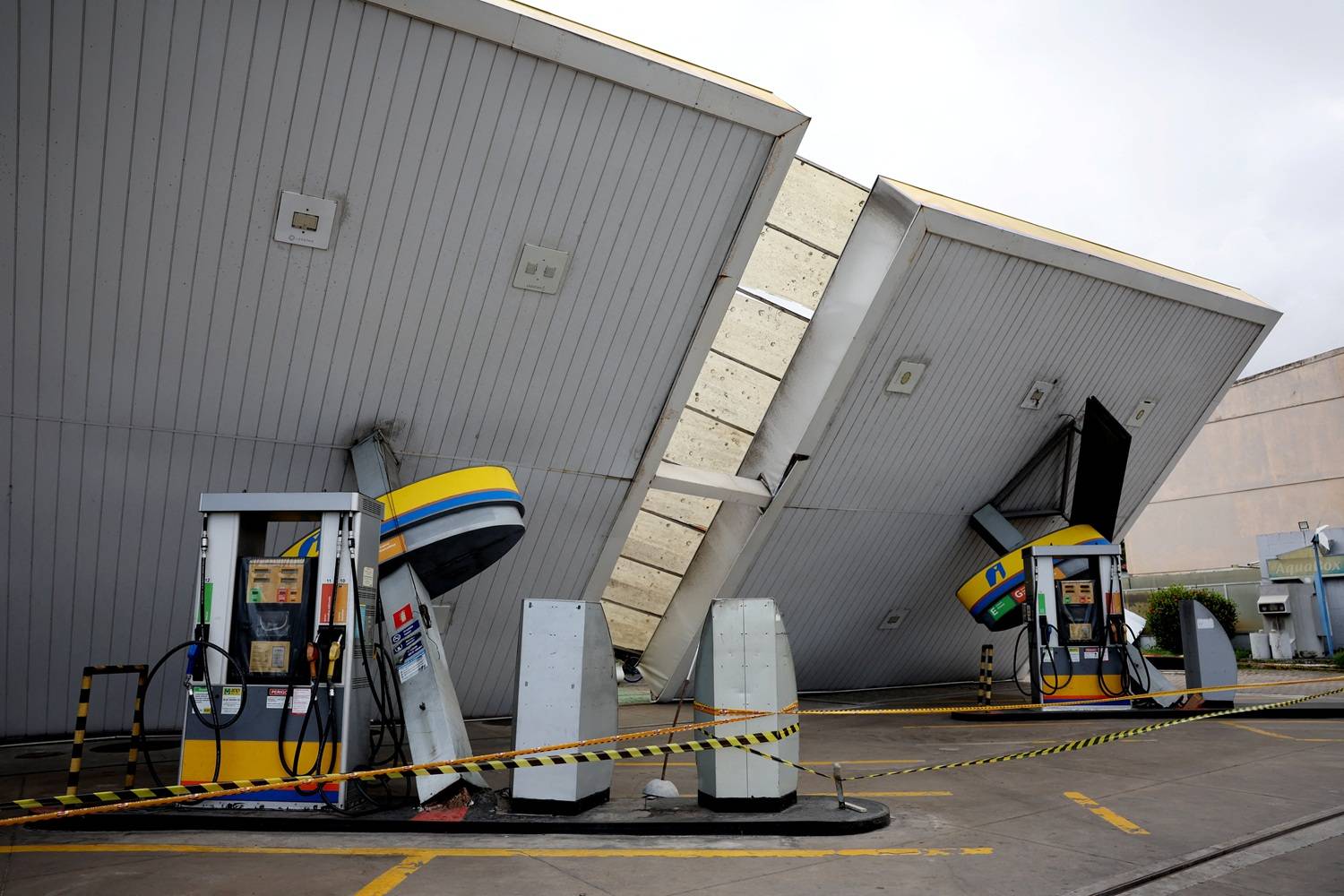 Posto de gasolina desaba durante ventania no Rio de Janeiro em 30 de julho de 2026. REUTERS/Pilar Olivares
