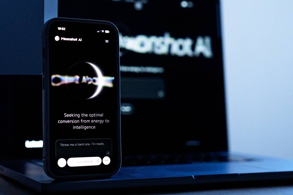 O logo da Moonshot AI Inc. em um smartphone. Fotógrafo: Lam Yik/Bloomberg