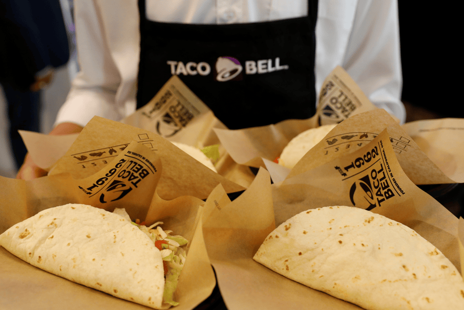 Garçom segura comida durante cerimônia de inauguração de restaurante Taco Bell em Bangcoc