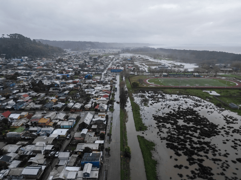 Vista aérea (via drone) de uma área inundada pelas chuvas decorrentes de uma frente meteorológica que levou as autoridades chilenas a declarar estado de emergência preventivo no início da semana, em Arauco, Chile