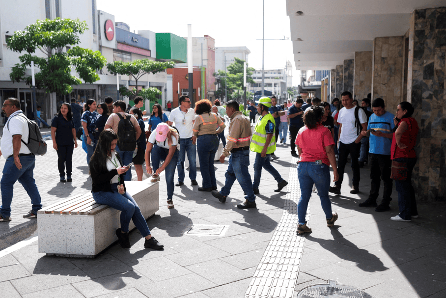 Pessoas deixam prédio em San Salvador após forte terremoto atingir costa no sul do México, acionando um alerta de tsunami e sacudindo prédios nos vizinhos Guatemala e El Salvador 17 de julho de 2026
