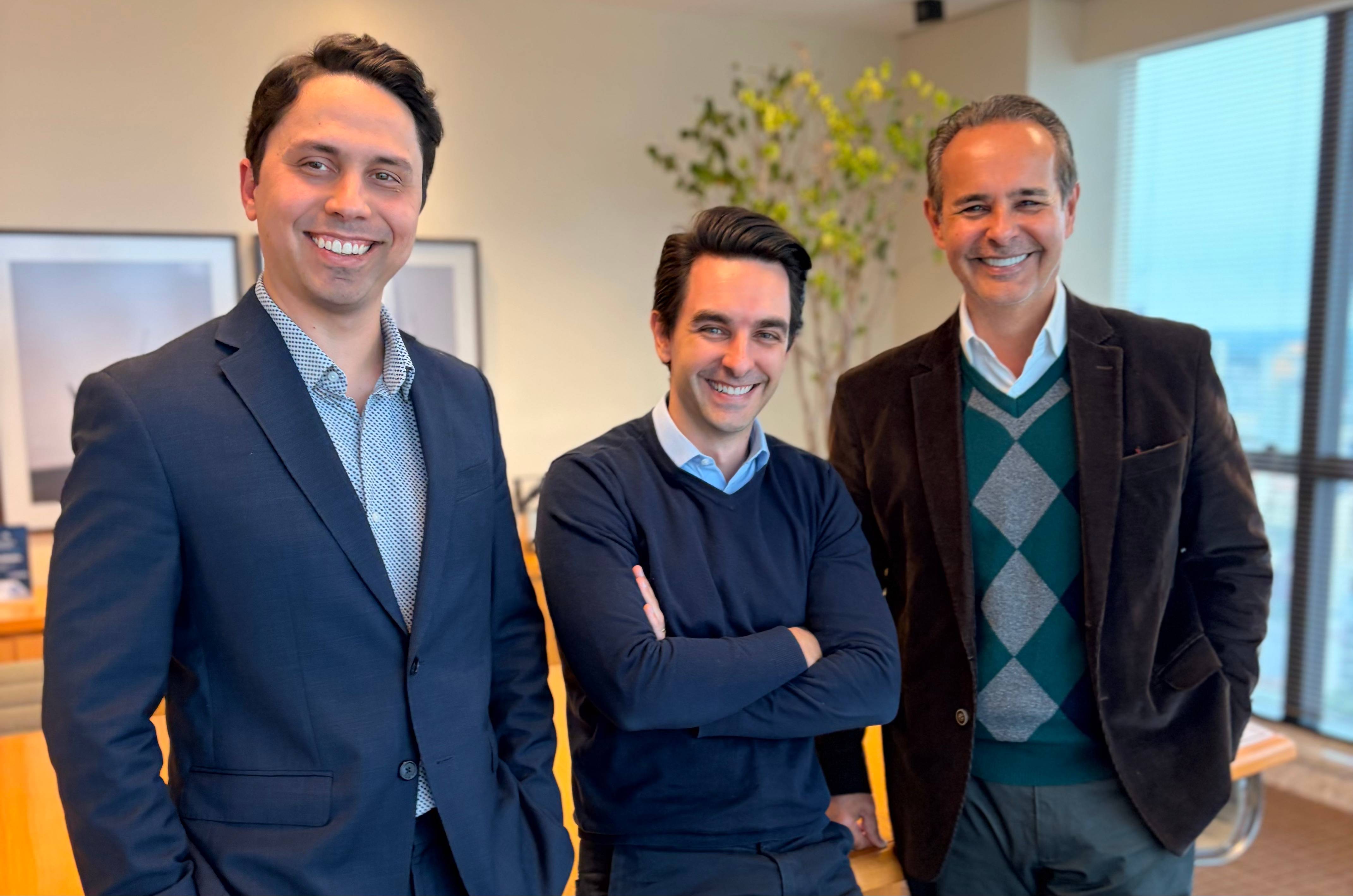 Lucas (centro), com os sócios Eduardo, seu pai (à direita), e Murilo Alves (à esquerda) (Foto: Divulgação)