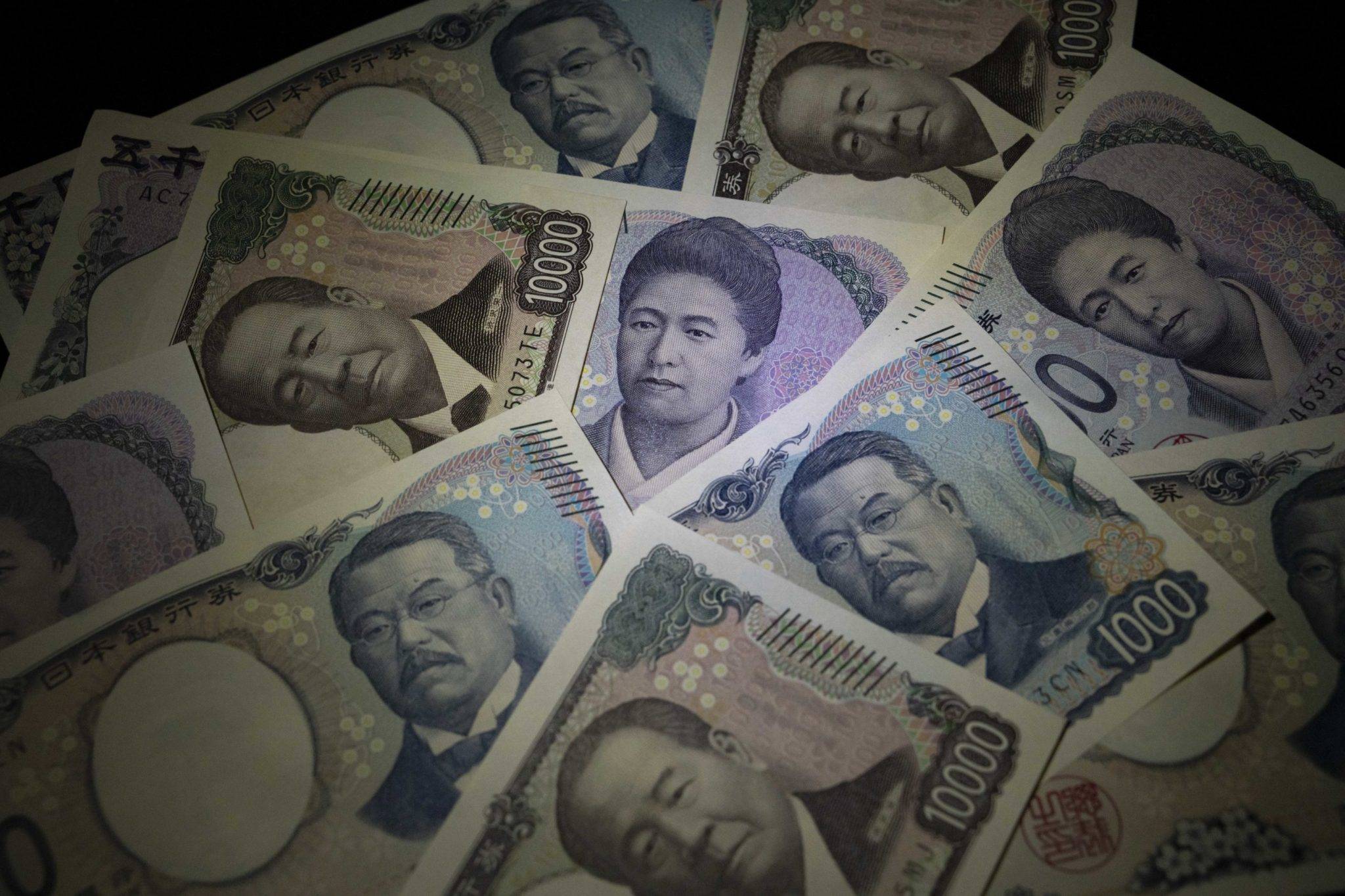 O iene caiu quase 11% frente ao dólar na comparação com um ano atrás.
Toru Hanai/Bloomberg via Getty Images