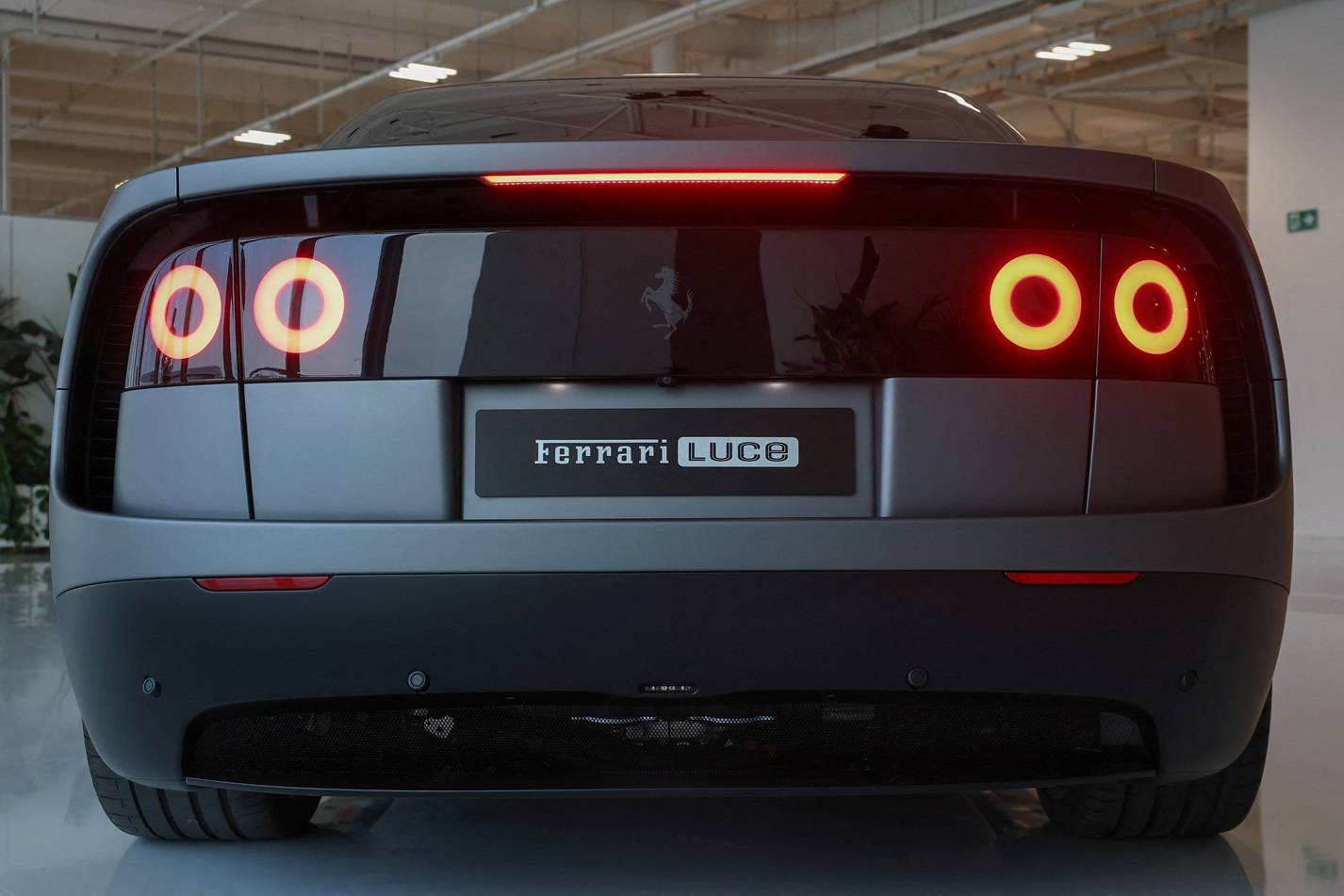 A traseira do carro elétrico Ferrari Luce com suas luzes acesas em Maranello, Itália, 27 de julho de 2026. REUTERS/Claudia Greco