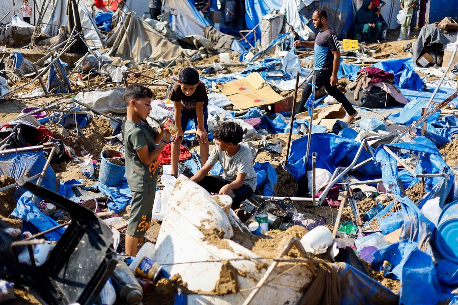 Palestinos inspecionam o local, após um ataque israelense ocorrido durante a madrugada a um depósito de medicamentos — segundo equipes médicas —, próximo a barracas que abrigavam palestinos deslocados, em Deir al-Balah, na parte central da Faixa de Gaza, em 1º de agosto de 2026; os moradores haviam sido previamente alertados pelas forças armadas israelenses para que evacuassem a área. REUTERS/Mahmoud Issa