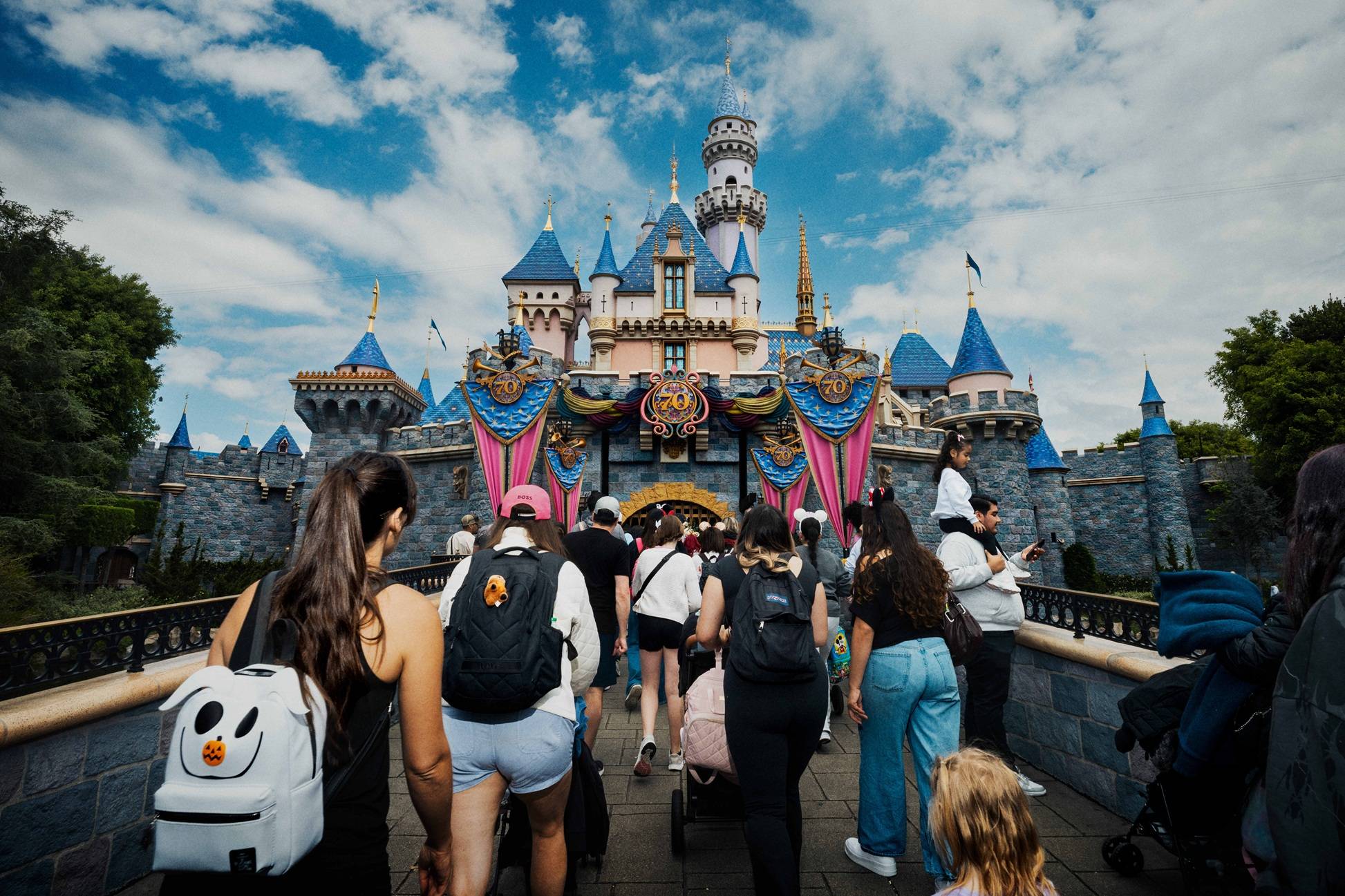 Visitantes caminham em direção ao Castelo da Bela Adormecida no Disneyland Park em Anaheim, Califórnia. Fotógrafo: Ethan Noah Roy/Bloomberg

