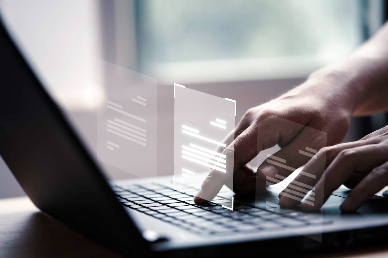 Mão usando laptop com tela virtual e documento para aprovação on-line