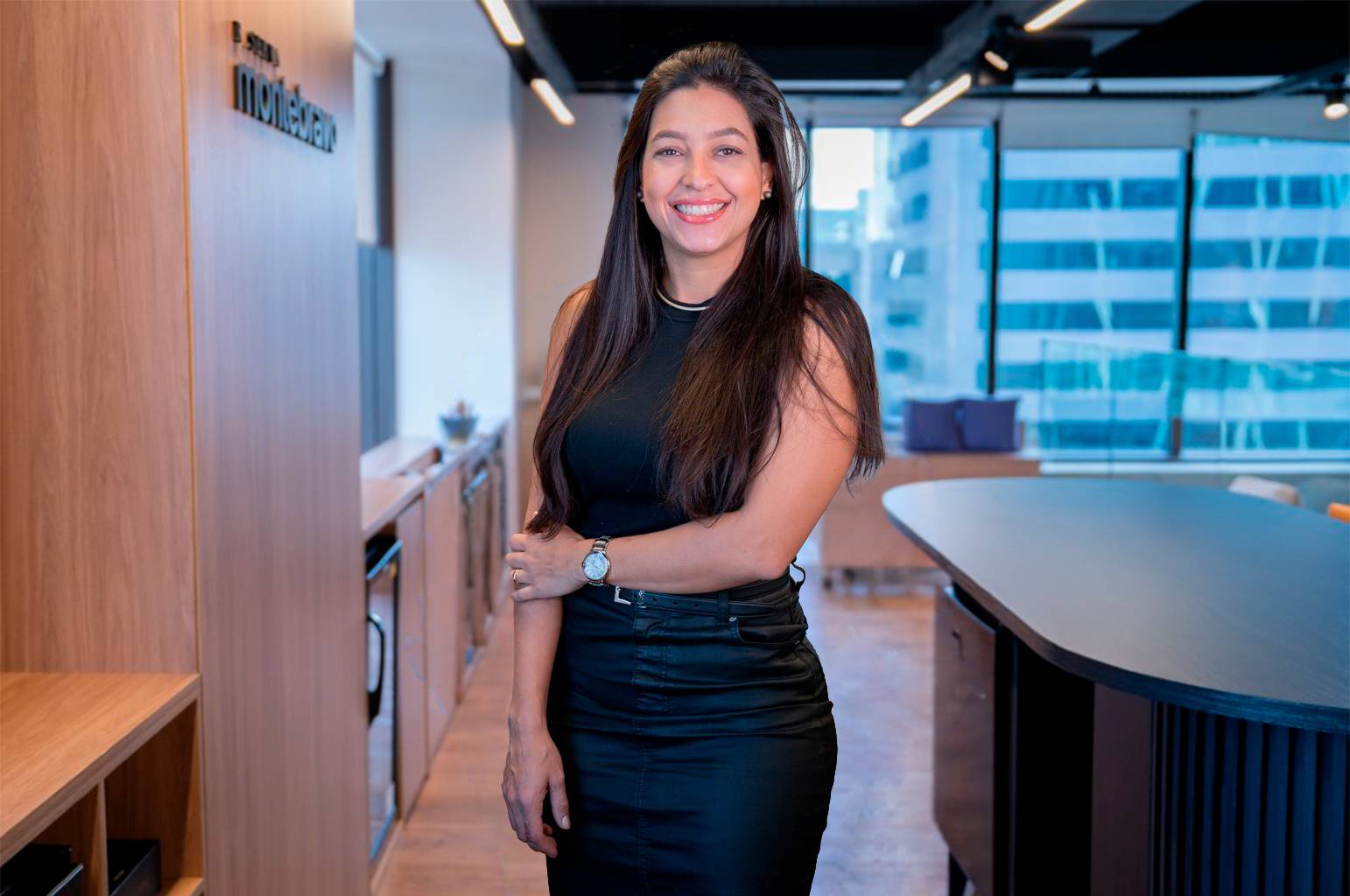 Aline celebra a possibilidade de conciliar vida pessoal e trabalho: "meu sonho sempre foi ser mãe. E nunca precisei escolher entre maternidade e carreira" (Foto: Divulgação)