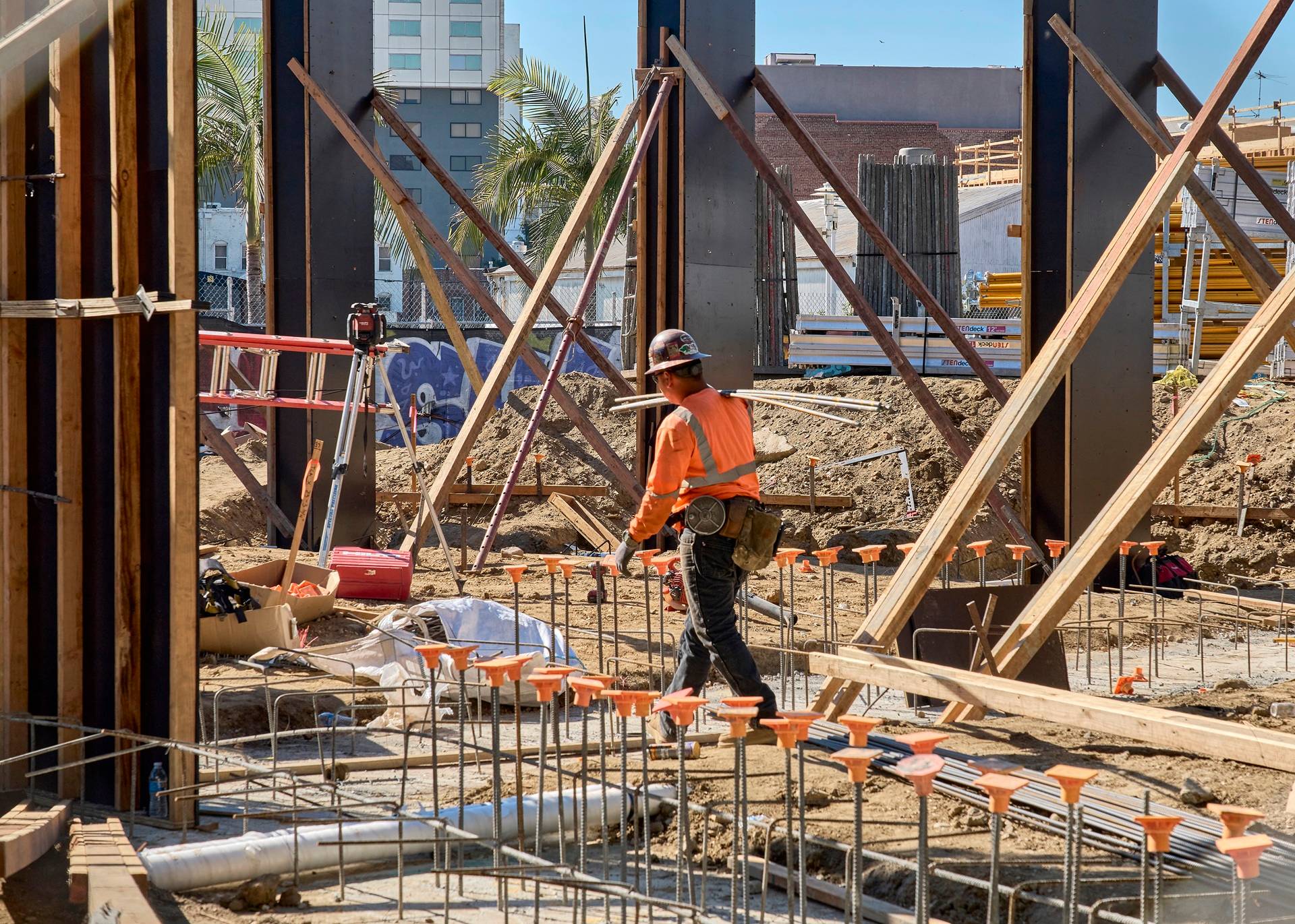 ARQUIVO — Construção de moradias no bairro Little Tokyo, em Los Angeles, em 4 de novembro de 2024. Após aproximadamente duas décadas de taxas de juros ultrabaixas, um período de rápido reajuste se aproxima para os Estados Unidos. As taxas de longo prazo, que ajudam a determinar o custo do empréstimo para comprar uma casa ou construir uma fábrica, são as mais importantes para a economia. (Philip Cheung/The New York Times)
