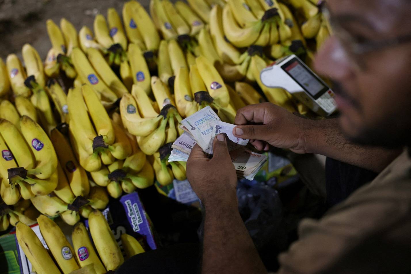 Um vendedor conta riais em um mercado local em Bandar Abbas, no Irã
25 de agosto de 2026
Majid Asgaripour/WANA (Agência de Notícias da Ásia Ocidental) via REUTERS ATENÇÃO