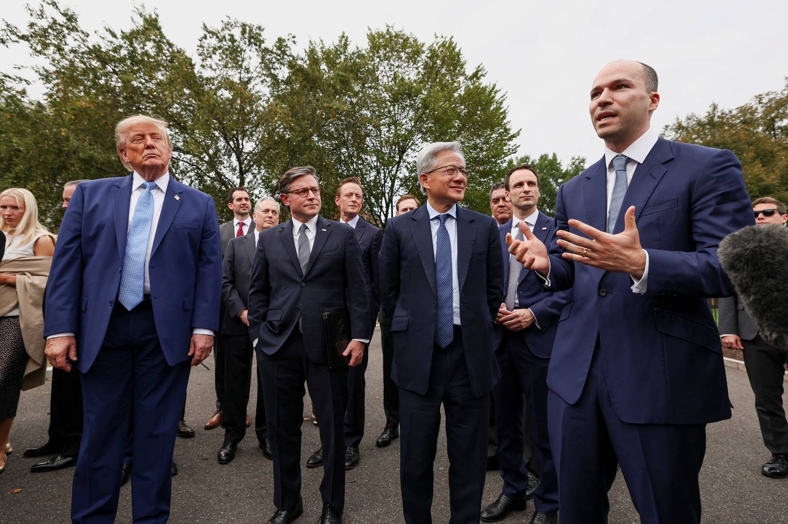 O presidente dos EUA, Donald Trump, ao lado do presidente da Câmara dos Deputados dos EUA, Mike Johnson, o presidente e CEO da Nvidia, Jensen Huang, e o presidente da OpenAI, Greg Brockman, fala à imprensa na entrada da Casa Branca após um almoço para líderes do setor de tecnologia na Sala Leste, em Washington
29 de setembro de 2026
REUTERS/Kevin Lamarque