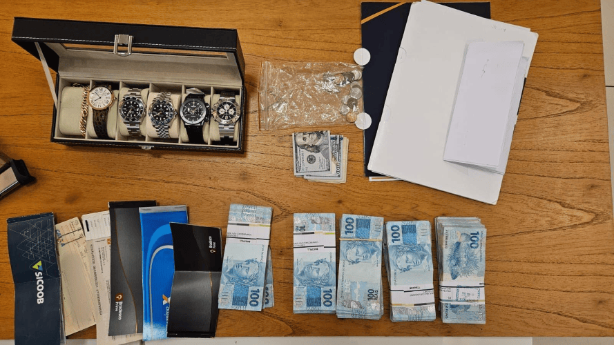 Itens encontrados pela Polícia Federal durante as buscas na casa de Vorcaro