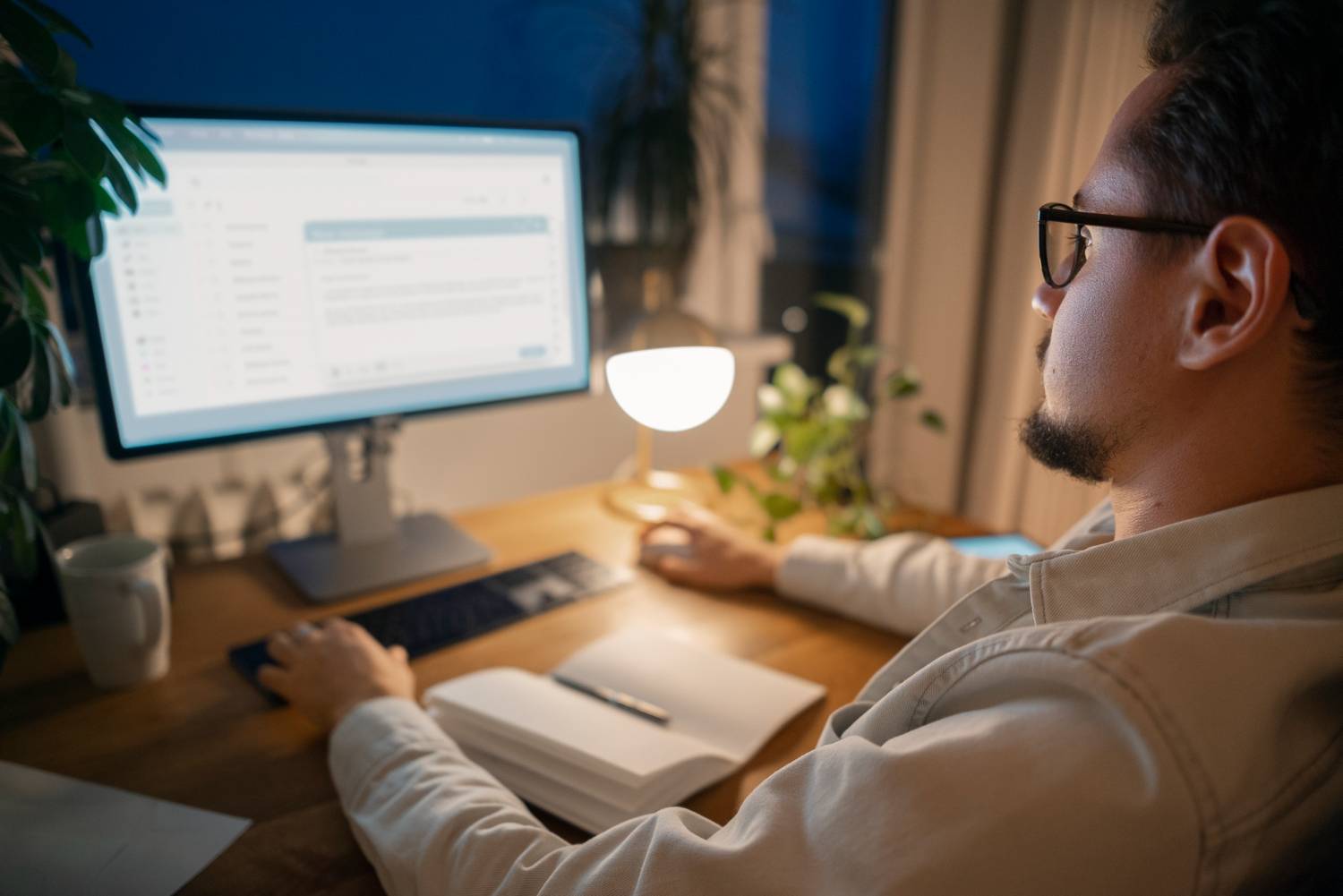 Pessoa adulta trabalhando em casa tarde da noite